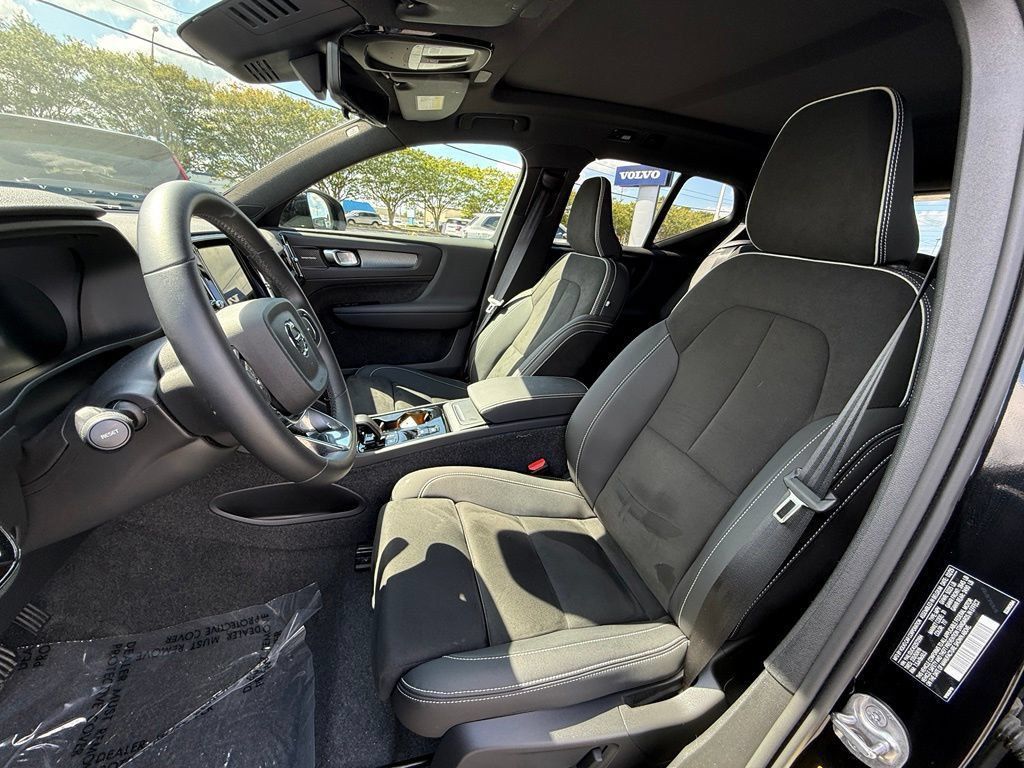 Used 2025 Volvo XC40 B5 Plus AWD/4WD image 4