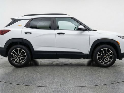 Used 2025 Chevrolet TrailBlazer LT AWD/4WD image 11