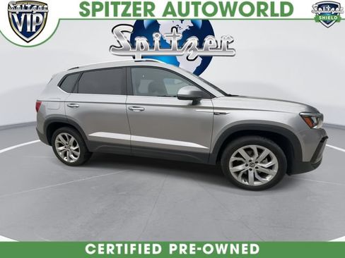 Used 2023 Volkswagen Taos SE w/ Panoramic Sunroof Package FWD image 11