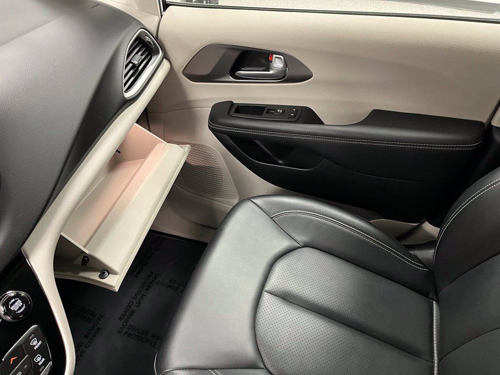 Used 2024 Chrysler Pacifica Touring-L FWD image 40