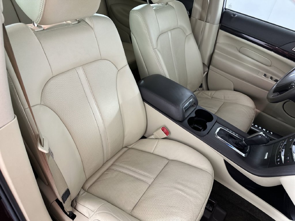 Used 2017 Lincoln MKT FWD image 30
