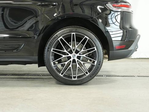 Certified 2025 Porsche Macan AWD/4WD image 42