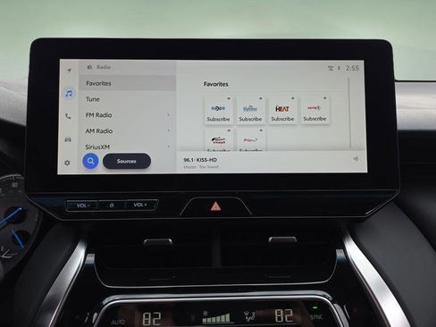 Used 2024 Toyota Venza XLE image 24