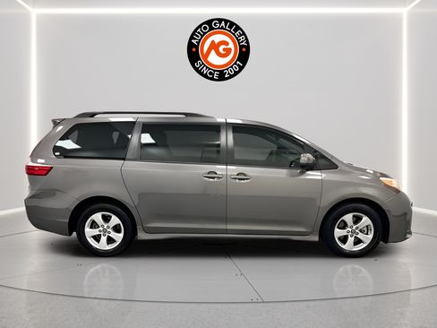 Used 2020 Toyota Sienna LE FWD image 2
