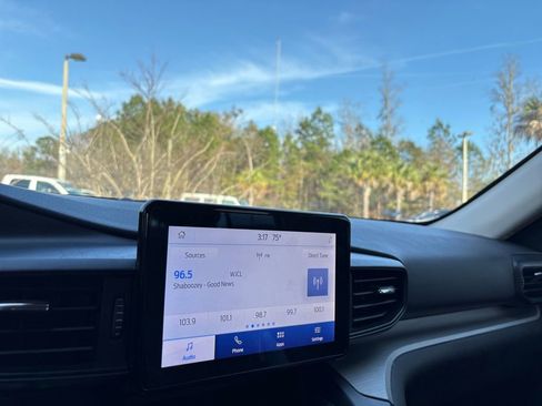 Used 2020 Ford Explorer XLT image 22