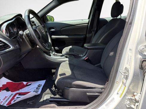 Used 2014 Dodge Avenger SE FWD image 12
