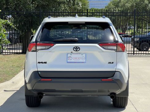 Used 2025 Toyota RAV4 XLE Premium FWD image 4