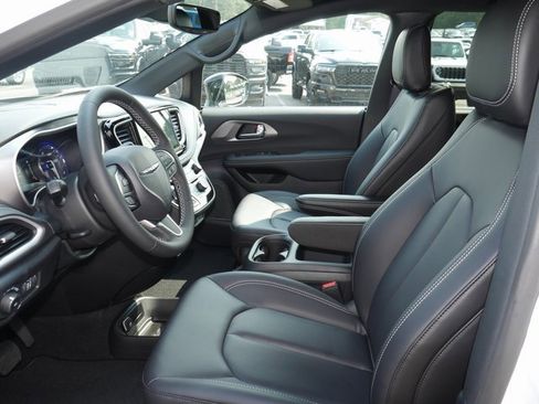 New 2026 Chrysler Pacifica Select image 2