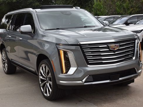 Used 2025 Cadillac Escalade ESV Premium Luxury Platinum AWD/4WD image 4