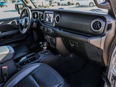 Used 2020 Jeep Gladiator Overland w/ Safety Group image 15