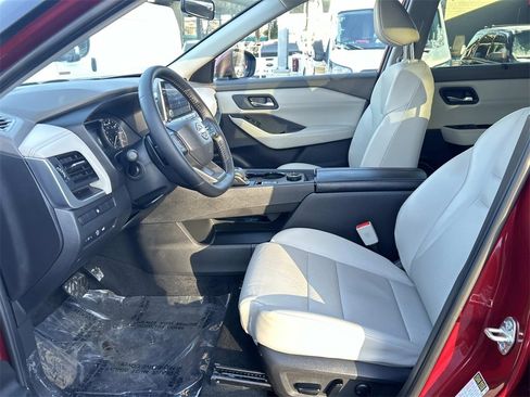 Used 2025 Nissan Rogue SV w/ SV Premium Package image 11