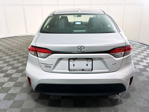 Used 2023 Toyota Corolla LE w/ LE Convenience Package FWD image 4