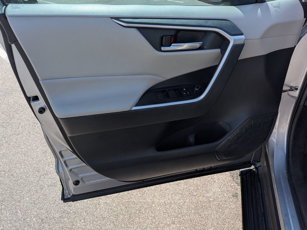 Used 2021 Toyota RAV4 XLE FWD image 9