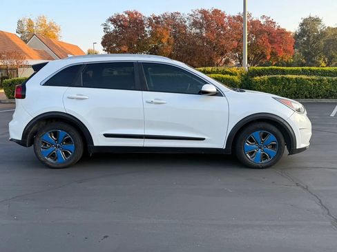 Used 2017 Kia Niro LX image 4