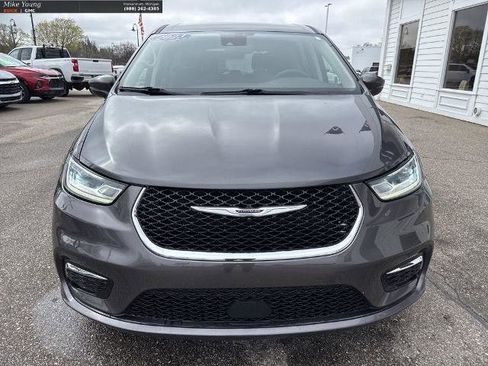 Used 2023 Chrysler Pacifica Touring-L FWD image 2
