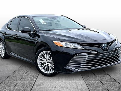 Used 2020 Toyota Camry XLE w/ Sunroof Package FWD image 2
