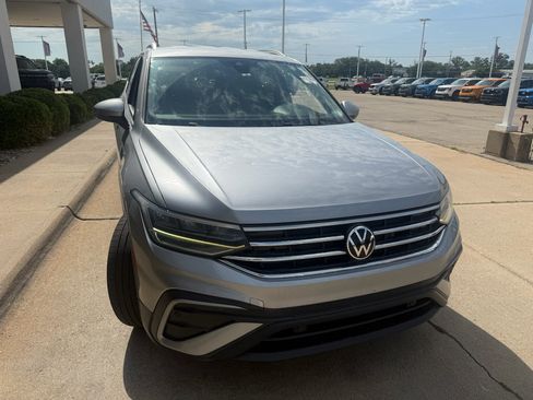 Used 2023 Volkswagen Tiguan SE FWD image 3