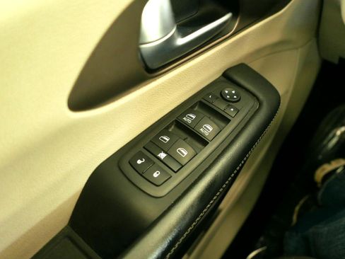 Used 2022 Chrysler Voyager LX image 16