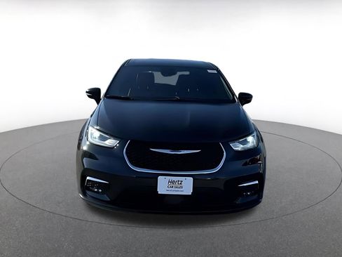 Used 2025 Chrysler Pacifica Select image 16