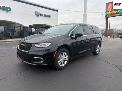 New 2026 Chrysler Pacifica Select