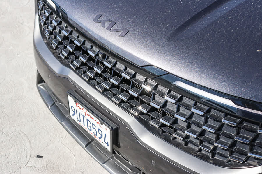Used 2025 Kia Carnival SX w/ SX Dark Edition Package FWD image 8