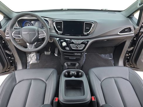Used 2025 Chrysler Pacifica Select FWD image 9