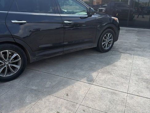 Used 2017 Hyundai Santa Fe SE FWD image 5