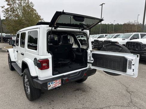 Used 2025 Jeep Wrangler Sahara image 19