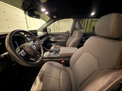 Used 2025 Honda Pilot Sport image 16