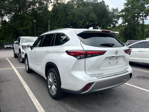 Used 2023 Toyota Highlander Platinum FWD image 2