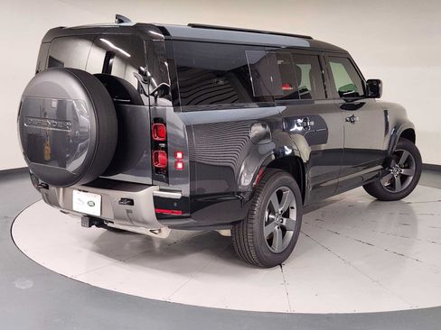 Used 2025 Land Rover Defender 130 X-Dynamic SE AWD/4WD image 2