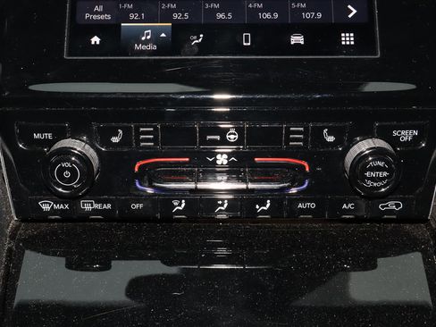 Used 2023 Jeep Grand Cherokee Altitude image 21