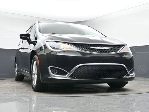 Used 2017 Chrysler Pacifica Touring-L image 10