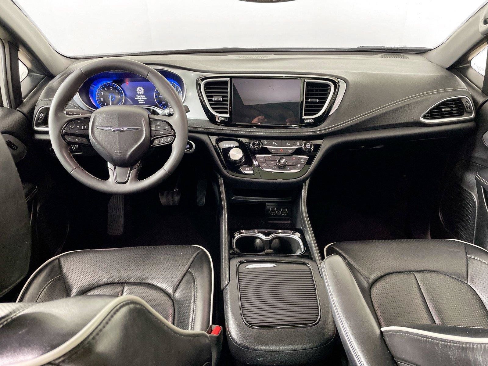 Used 2025 Chrysler Pacifica Limited FWD image 32