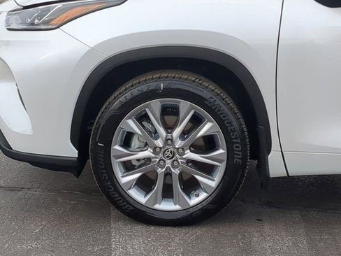 Used 2024 Toyota Highlander Limited image 7