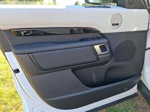 Used 2025 Land Rover Discovery S image 12