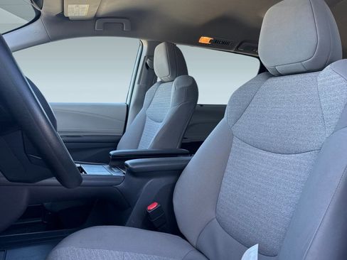 Used 2024 Toyota Sienna LE image 5