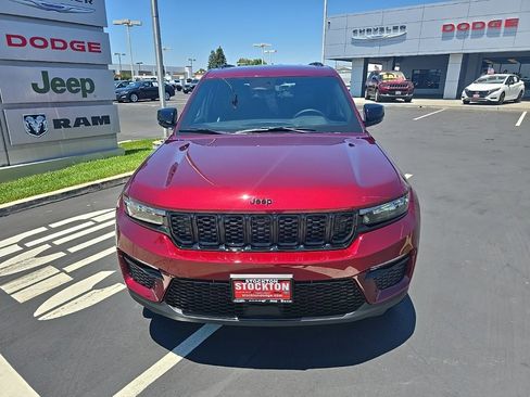 New 2025 Jeep Grand Cherokee Limited w/ Black Appearance Package image 24