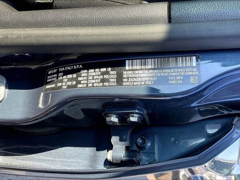 Used 2023 Jeep Renegade Latitude image 3