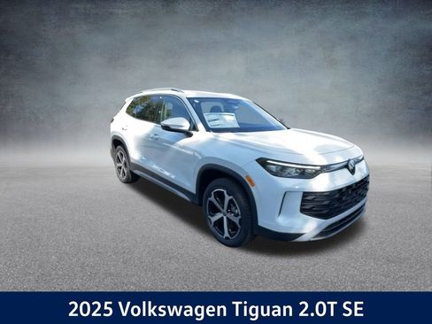 New 2025 Volkswagen Tiguan SE image 2
