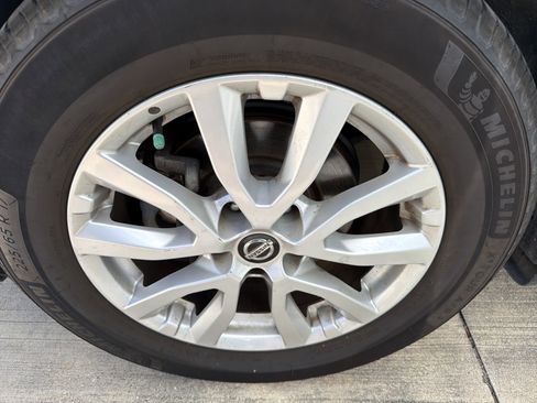 Used 2018 Nissan Rogue SV w/ Premium Package image 4