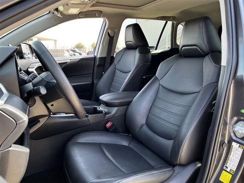 Used 2023 Toyota RAV4 XLE Premium image 24