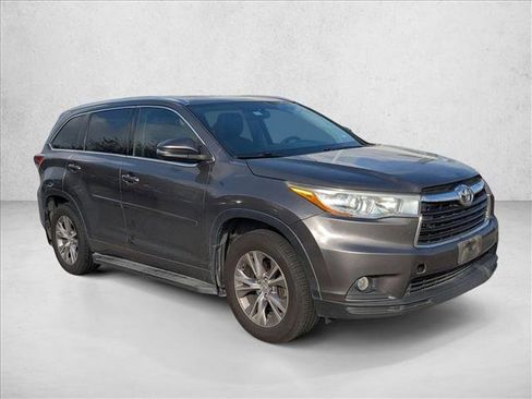 Used 2015 Toyota Highlander XLE image 2