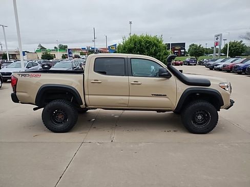 Used 2019 Toyota Tacoma TRD Off-Road AWD/4WD image 4
