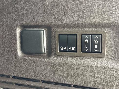 Used 2022 GMC Yukon XL Denali w/ Denali Premium Package AWD/4WD image 19