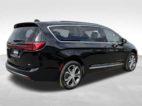 New 2026 Chrysler Pacifica Pinnacle image 7