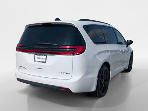 Used 2025 Chrysler Pacifica Limited FWD image 6