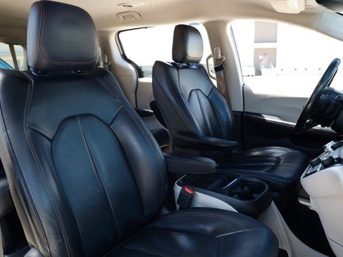Used 2019 Chrysler Pacifica Touring-L FWD image 13