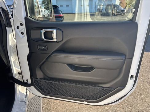 Used 2023 Jeep Wrangler Unlimited Sahara w/ Cold Weather Group image 15