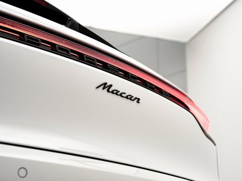 Used 2025 Porsche Macan image 31